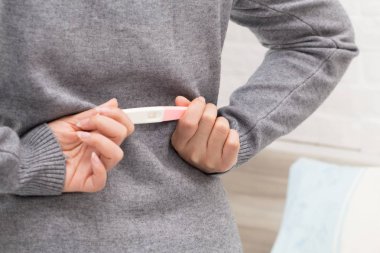 Bir gebelik tutan kadın arkada onu kontrol edin