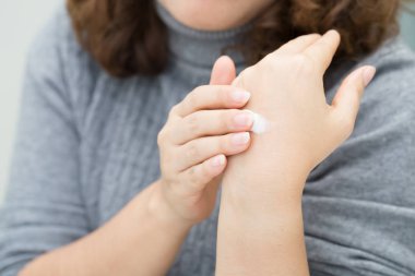 eller erkek closeup uygulanan el kremi