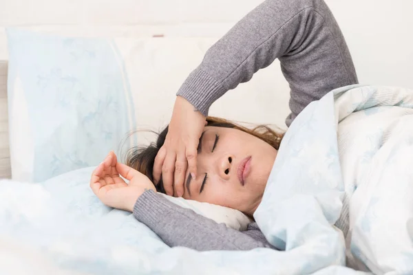 Asiatische Frau Kopfschmerzen Und Liegend Auf Bett — Stockfoto