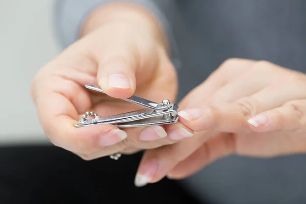 Žena Stříhání Nehtů Pomocí Nail Clipper — Stock fotografie