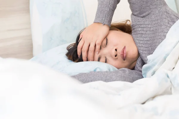 Asyalı Kadın Baş Ağrısı Yatakta Yatarken — Stok fotoğraf