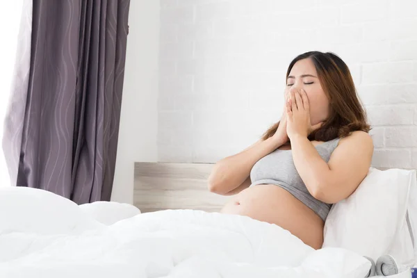 Сонная Азиатская Беременная Женщина Зевает Постели Дома — стоковое фото