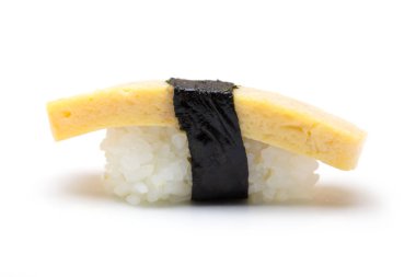 Beyaz arka plan üzerinde izole Tamago yumurta suşi