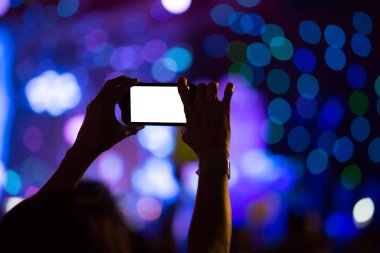 El ile bir smartphone boş beyaz ekran ile lüks parti kaydeder