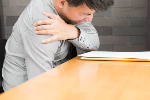 Uomo Affari Che Soffre Dolore Alla Spalla Concetto Sindrome Office — Foto Stock