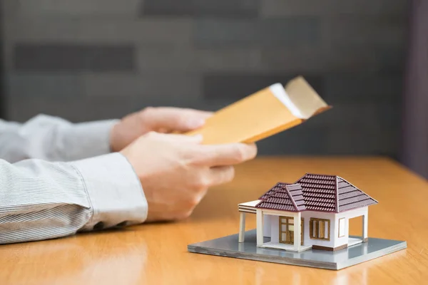 Zakenman Bedrijf Thuis Lening Aanvraag — Stockfoto