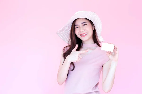 Hermosa Mujer Asiática Joven Sonriendo Presentando Tarjeta Blanca Aislada Con —  Fotos de Stock