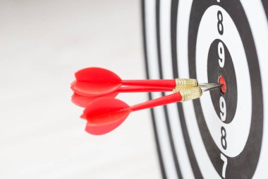 Dart tahtası ortasına isabet hedef dart oku