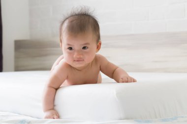 Bebek yatak içine düşmek riski