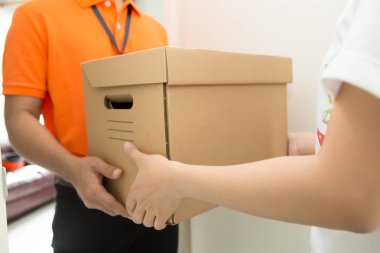 Alıcı malları teslim adamdan almak