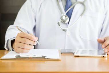 Profesyonel Doktor tıbbi kayıtları için Not Yeni hasta hakkında yazma