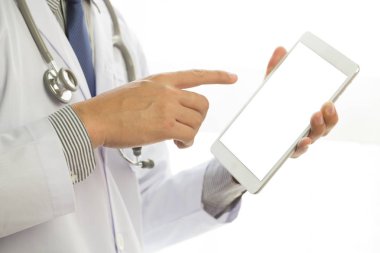 Tablet pc ile beyaz perde holding Doktor eller closeup