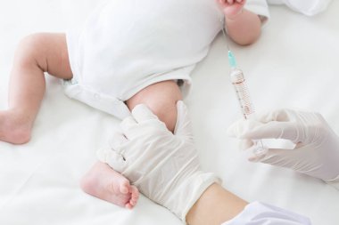 Aşı, çocuk bebek için aşı hepatit B virüsü. Doktorlar uyluk çocukların aşılanması
