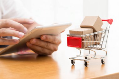 Internet üzerinden bir satıcıdan satın almak ve tablet ürünler kullanarak el erkekler. Online alışveriş kavramı