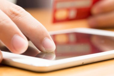 Internet üzerinden bir satıcıdan satın almak ve tablet ürünler kullanarak el erkekler. Online alışveriş kavramı