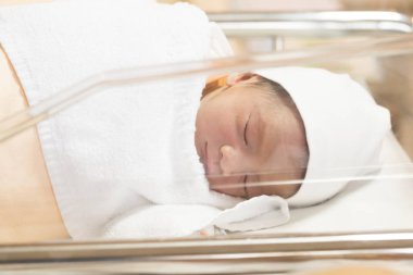 Yeni doğan bebek çocuk uyku obstetrik odasında hastanede, yaşam, Asya bebek 1 gün
