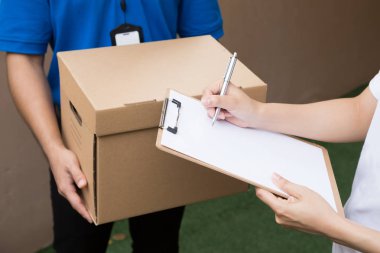 Teslimatçı karton kutu bir teslimat kabul kadın