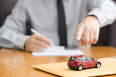 Erkekler araba kredi uygulaması hazır