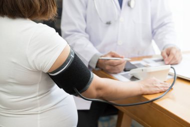 Doktor hamile kadın ve basınç ölçümü dedektör ile incelenmesi