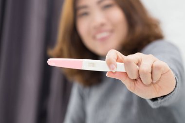 Hamilelik testi tutan kadın