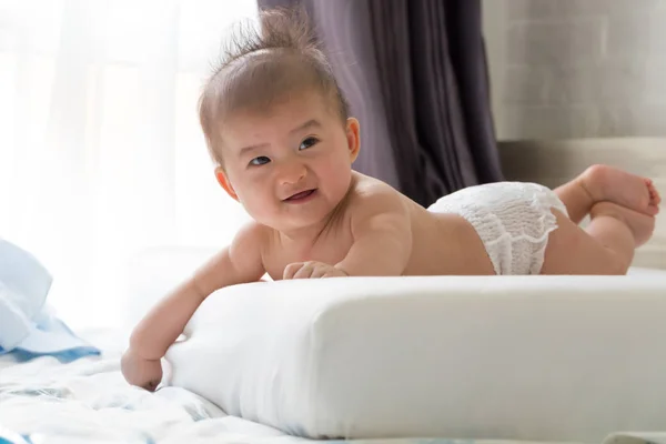 Senyum Bayi Laki Laki Tempat Tidur Rumah — Stok Foto