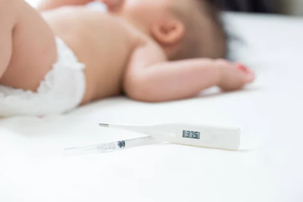 Demam Bayi Sakit Dan Mengukur Termometer Listrik — Stok Foto