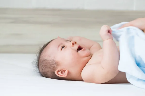 Laughing Baby Looking Mom White Bed — Stok Foto