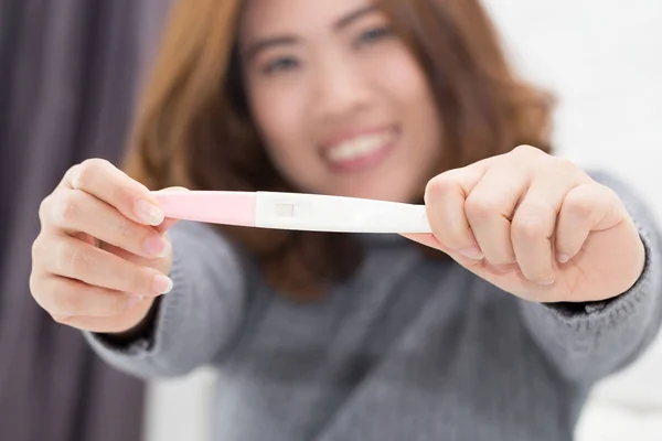 Asiática Joven Mujer Sonriendo Feliz Sosteniendo Prueba Embarazo Resultado Positivo —  Fotos de Stock