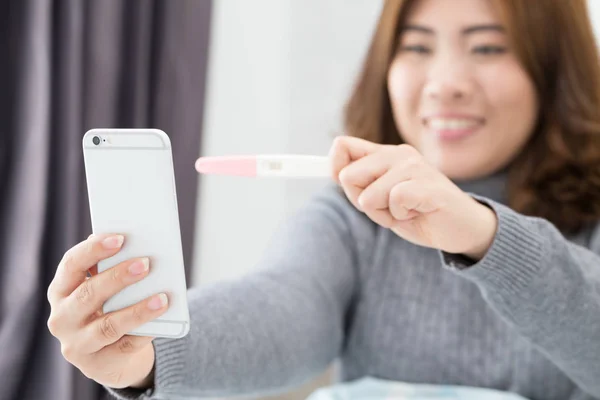 Feliz Joven Mujer Tomando Selfie Por Teléfono Inteligente Celebración Prueba —  Fotos de Stock