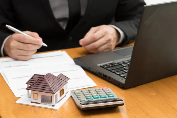 Bank Officer Calculate Interest Rates Home Loan Monthly Buyer — Stock Photo, Image