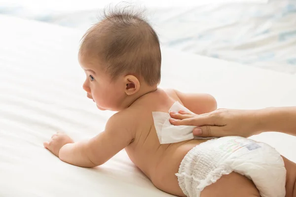 Ibu Membersihkan Dan Menyeka Tubuh Dan Kaki Bayi Dengan Jaringan — Stok Foto