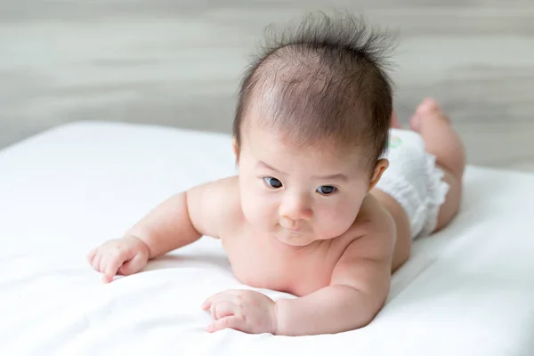 Adorable Asiatique Bébé Garçon Relaxant Sur Lit Blanc Bébé Stades — Photo