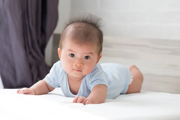 Adorable Asiatique Bébé Garçon Relaxant Sur Lit Blanc Bébé Stades — Photo