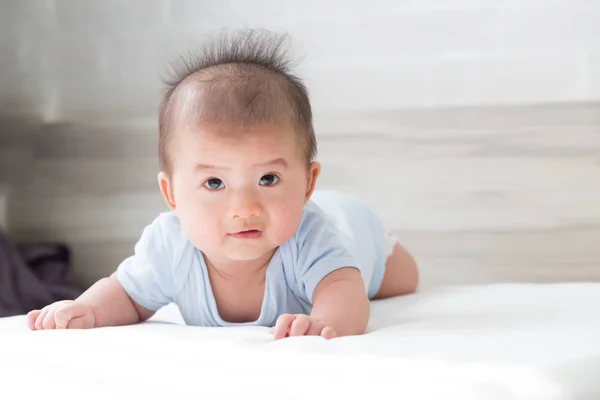 Adorável Asiático Bebê Menino Relaxante Cama Branca Estágios Desenvolvimento Bebê — Fotografia de Stock