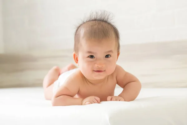 Potret Bayi Asia Merangkak Tempat Tidur Bayi Tahap Pengembangan Bulan — Stok Foto