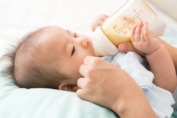 Tangan Ibu Memberi Makan Bayi Dengan Botol Susu — Stok Foto