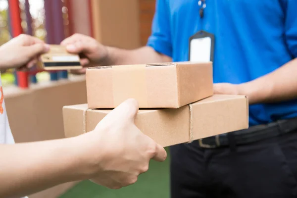 Cliente Que Paga Con Tarjeta Crédito Para Envío Del Producto — Foto de Stock