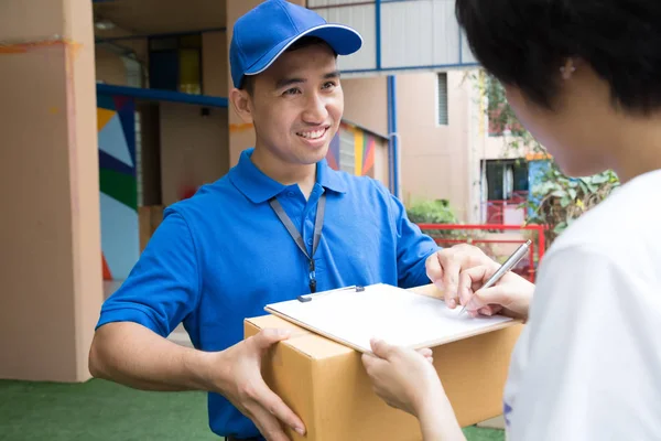 Mujer Aceptando Una Entrega Cajas Cartón Del Repartidor —  Fotos de Stock