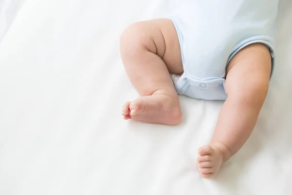 Нога Ребенка Лежащего Белой Кровати — стоковое фото