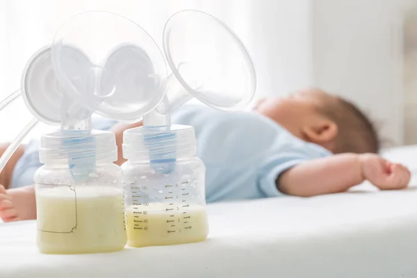 Breast Milk Pump Baby Lying White Bed — Stock Photo, Image