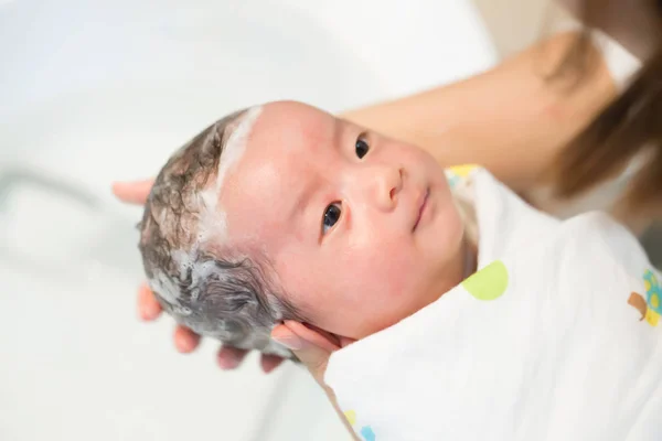 Bayi Laki Laki Asia Yang Baru Lahir Mandi Dan Mencuci — Stok Foto