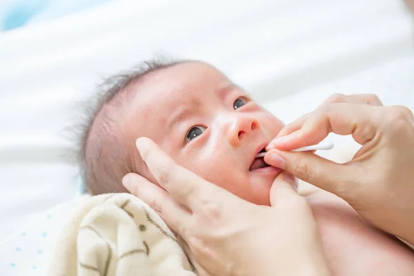 Bayi Asia Yang Baru Lahir Membersihkan Lidah Tonjolan Pipi Dan — Stok Foto
