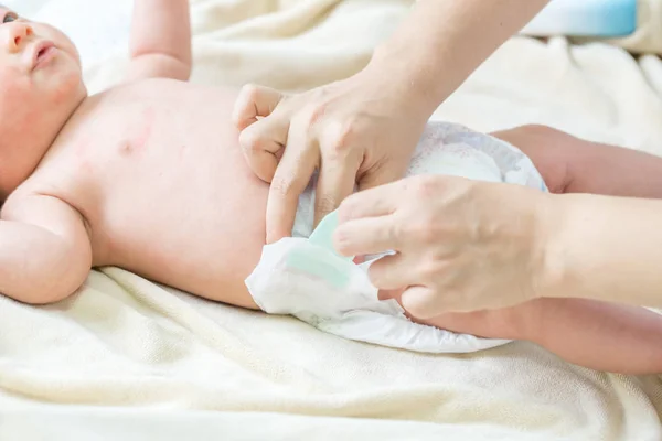 Ibu Meletakkan Popok Pada Bayinya — Stok Foto