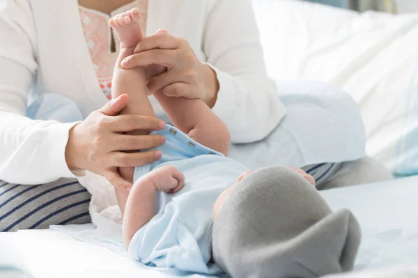 Ibu Membersihkan Dan Menyeka Pantat Bayi Dengan Jaringan Basah — Stok Foto