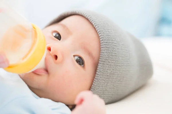 Menyusui Memberi Makan Bayi Dengan Botol Susu — Stok Foto