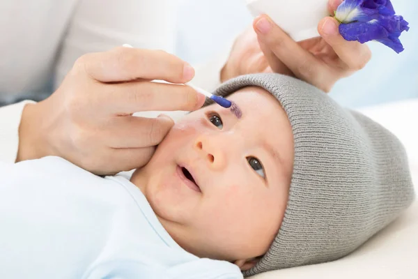 Pintar Cejas Bebé Flores Guisante Acuerdo Con Creencia Del Pueblo —  Fotos de Stock