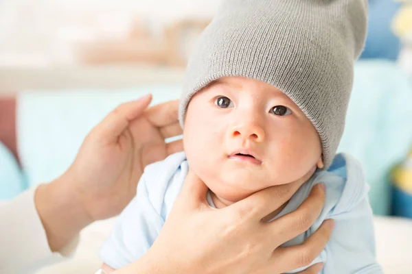 Ibu Bersendawa Bayi Laki Laki Setelah Makan Menyusui — Stok Foto