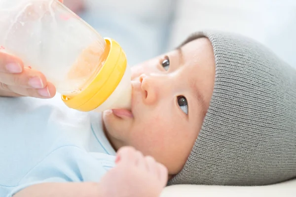 Menyusui Memberi Makan Bayi Dengan Botol Susu — Stok Foto