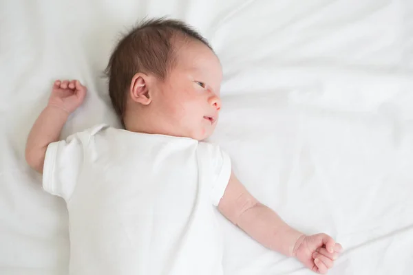 Asiático Recién Nacido Bebé Acostado Cama Tres Semanas Edad — Foto de Stock