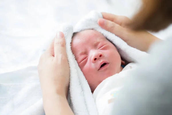 Bayi Yang Baru Lahir Menggosok Kepala Dan Tubuh Kering Oleh — Stok Foto